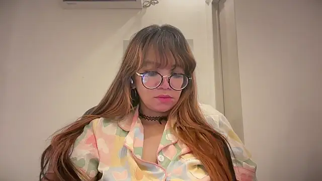 Snapshot of Pinkyrose111 chatting on May 5, 8:28 pm Pinkyrose111 online show from May 5, 8:28 pm