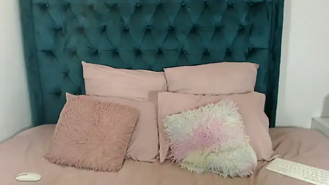 1Blackertheberry1 online show from December 13, 2:21 am