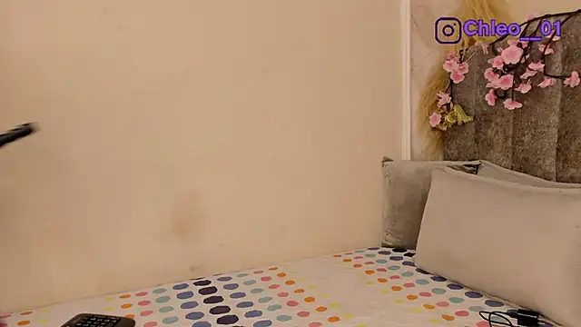 Chleo   online show from April 8, 1:11 pm