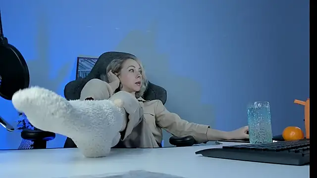 Snapshot of LylithSkye chatting on February 2, 11:19 am LylithSkye online show from February 2, 11:19 am