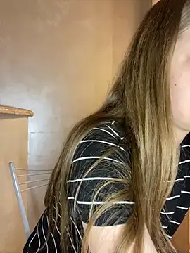 MollyDolle online show from November 28, 8:00 pm