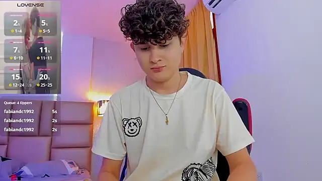 Snapshot of Nathan_Bluee chatting on February 5, 6:15 pm Nathan Bluee online show from February 5, 6:15 pm