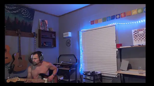 Snapshot of itsjameswebbscope chatting on May 19, 7:04 am itsjameswebbscope online show from May 19, 7:04 am