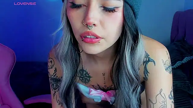 Snapshot of adri_tom44 chatting on December 2, 2:42 am adri tom44 online show from December 2, 2:42 am