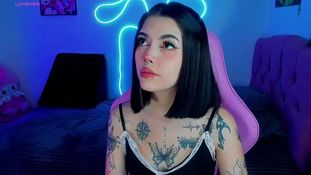 Snapshot of adri_tom44 chatting on December 4, 2:42 am adri tom44 online show from December 4, 2:42 am