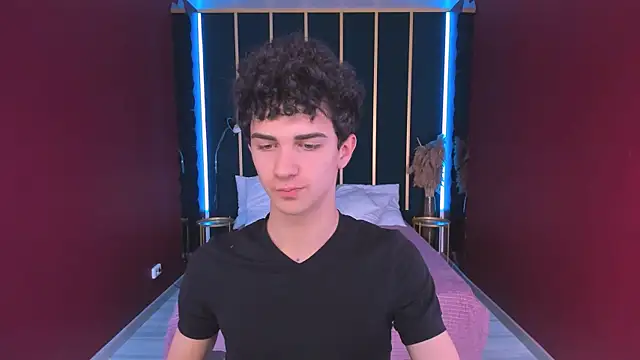 Snapshot of LarryProject chatting on November 9, 9:02 pm LarryProject online show from November 9, 9:02 pm