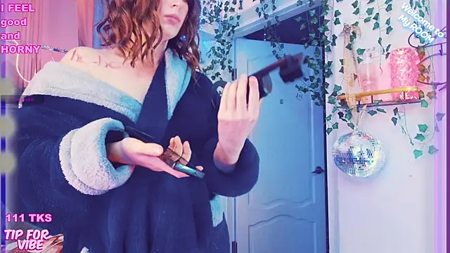 Snapshot of Toxic_Ellies chatting on December 22, 6:15 pm Toxic Ellies online show from December 22, 6:15 pm