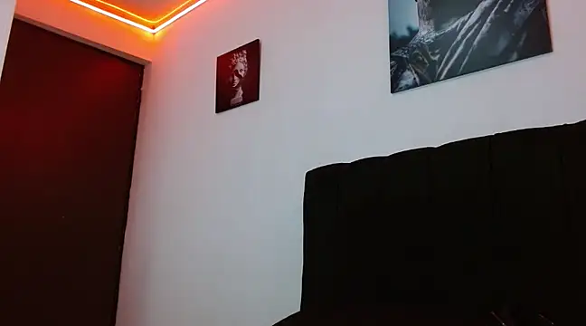 Snapshot of Hendry_ chatting on December 10, 1:43 am Hendry online show from December 10, 1:43 am