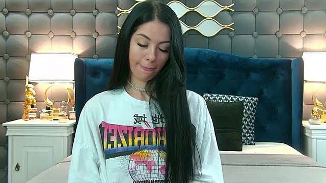 Snapshot of LeyaCass chatting on January 5, 4:25 am LeyaCass online show from January 5, 4:25 am
