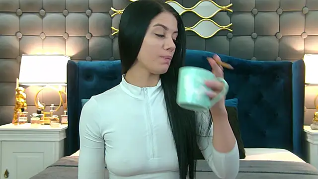 Snapshot of LeyaCass chatting on January 16, 5:53 am LeyaCass online show from January 16, 5:53 am