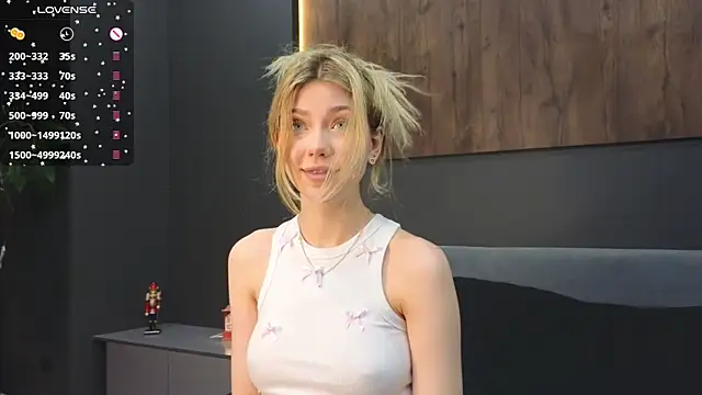 Snapshot of Rainaslater chatting on December 15, 7:53 pm Rainaslater online show from December 15, 7:53 pm