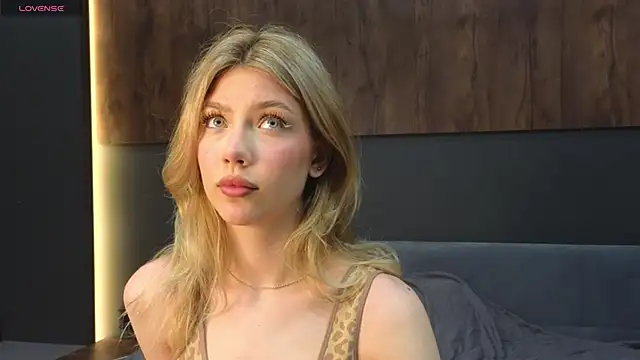 Snapshot of Rainaslater chatting on February 8, 10:19 pm Rainaslater online show from February 8, 10:19 pm