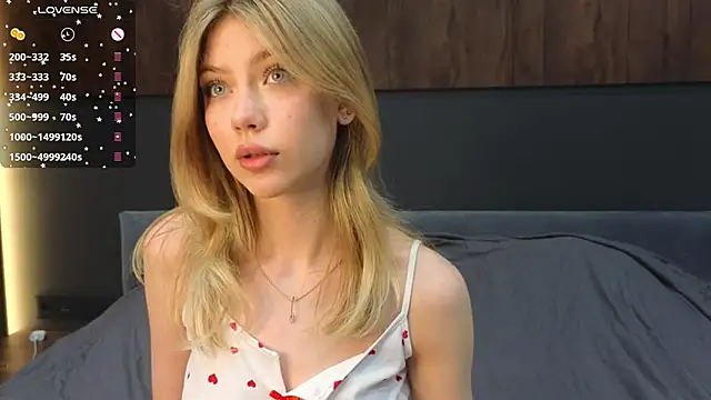 Snapshot of Rainaslater chatting on February 15, 8:33 pm Rainaslater online show from February 15, 8:33 pm