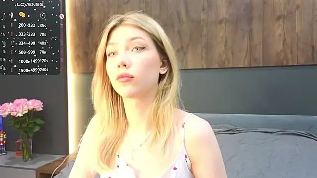 Snapshot of Rainaslater chatting on February 19, 7:38 pm Rainaslater online show from February 19, 7:38 pm