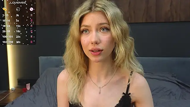 Snapshot of Rainaslater chatting on February 21, 11:54 pm Rainaslater online show from February 21, 11:54 pm