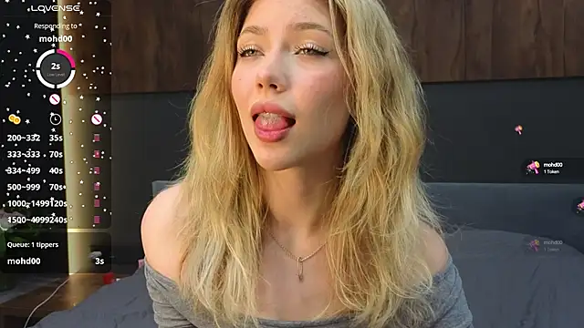 Snapshot of Rainaslater chatting on February 22, 9:04 pm Rainaslater online show from February 22, 9:04 pm