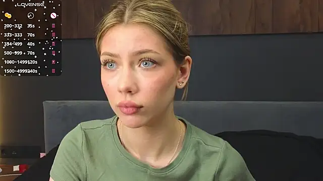 Snapshot of Rainaslater chatting on March 6, 8:37 pm Rainaslater online show from March 6, 8:37 pm