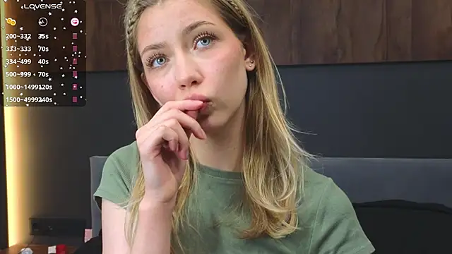 Snapshot of Rainaslater chatting on March 6, 11:42 pm Rainaslater online show from March 6, 11:42 pm