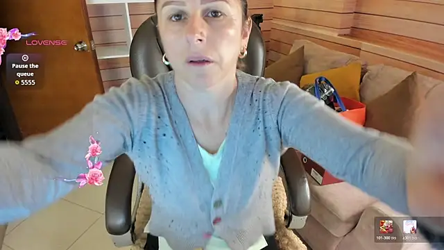Victoria collins 1 online show from May 6, 10:53 am