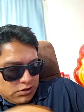 Snapshot of issacchpapi chatting on June 18, 5:30 am issacchpapi online show from June 18, 5:30 am