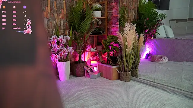 Snapshot of EmilyHudsson_1 chatting on September 22, 5:37 pm EmilyHudsson 1 online show from September 22, 5:37 pm