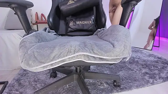 selena robertss  online show from February 28, 1:17 am