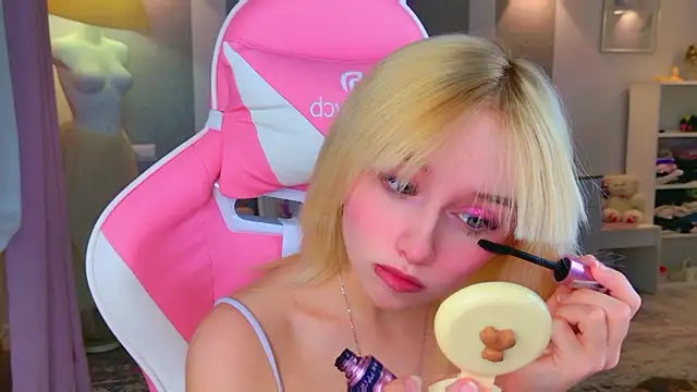 b4by LoL1 online show from February 9, 1:26 pm