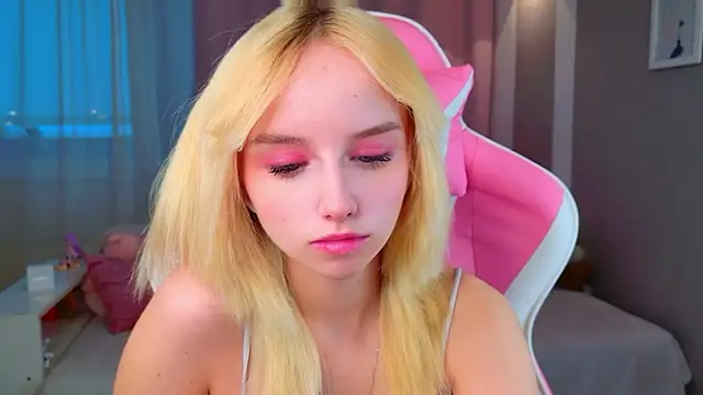 b4by LoL1 online show from March 1, 12:51 pm