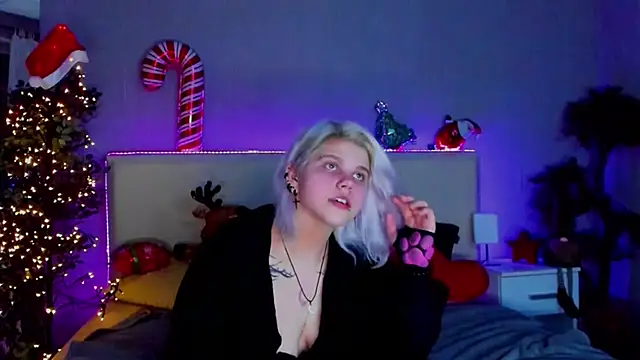 Snapshot of JoannLowe chatting on December 25, 2:25 am JoannLowe online show from December 25, 2:25 am