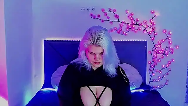 Snapshot of JoannLowe chatting on February 23, 8:17 pm JoannLowe online show from February 23, 8:17 pm