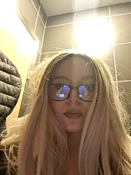 Snapshot of LineaDemie chatting on November 10, 4:39 pm LineaDemie online show from November 10, 4:39 pm