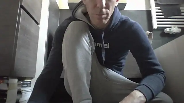 Snapshot of JAK-81 chatting on April 8, 5:51 am JAK-81 online show from April 8, 5:51 am