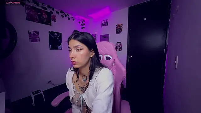 Snapshot of cami_mila9 chatting on April 6, 4:57 am cami mila9 online show from April 6, 4:57 am