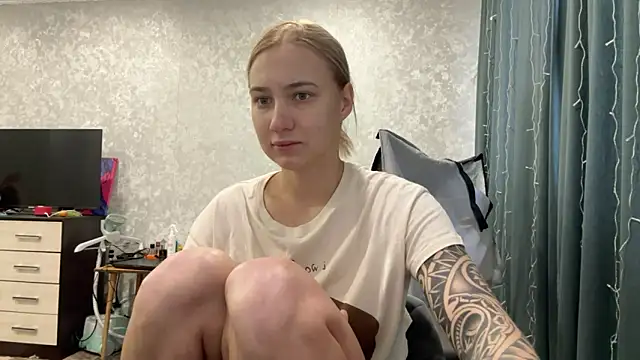 Snapshot of AnneBall chatting on December 27, 8:24 am AnneBall online show from December 27, 8:24 am