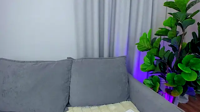 Snapshot of sexyangeloux chatting on September 17, 9:05 pm sexyangeloux online show from September 17, 9:05 pm