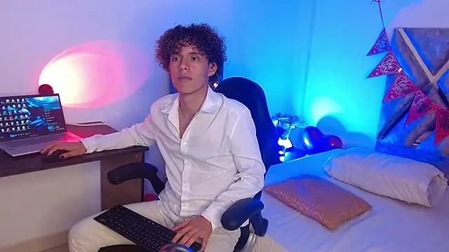 Snapshot of nickolas_moon chatting on February 18, 5:53 pm nickolas moon online show from February 18, 5:53 pm