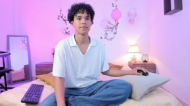Snapshot of nickolas_moon chatting on July 19, 6:00 pm nickolas moon online show from July 19, 6:00 pm