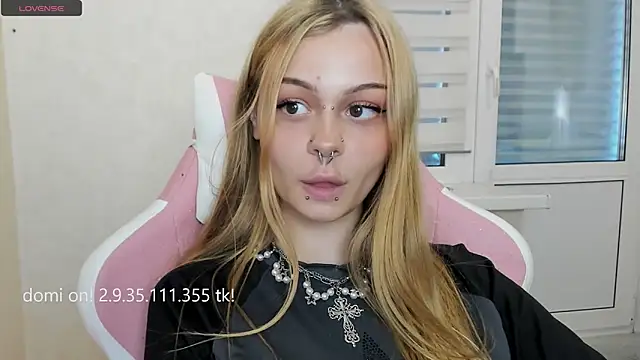 Snapshot of shy_melony chatting on May 15, 12:23 pm shy melony online show from May 15, 12:23 pm