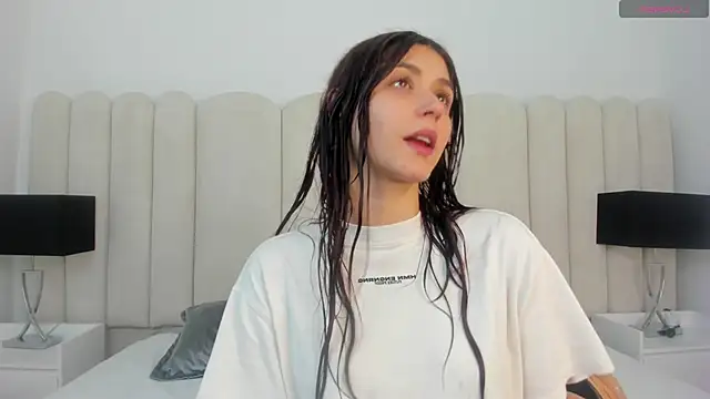 Snapshot of AnnyCherry_ chatting on February 24, 1:36 am AnnyCherry online show from February 24, 1:36 am