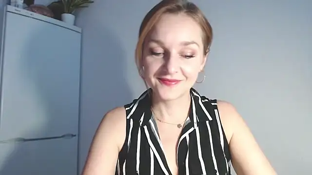 Snapshot of AliciaDesire chatting on February 10, 7:01 am AliciaDesire online show from February 10, 7:01 am