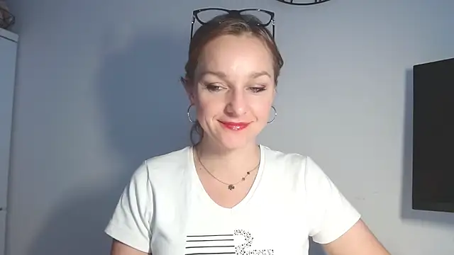 Snapshot of AliciaDesire chatting on February 18, 6:53 am AliciaDesire online show from February 18, 6:53 am