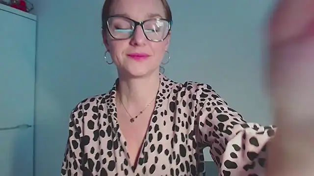 Snapshot of AliciaDesire chatting on February 25, 6:45 am AliciaDesire online show from February 25, 6:45 am