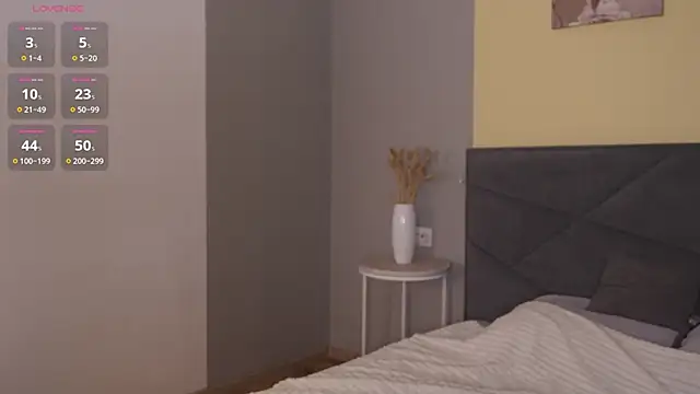 Victoria Thomsons1 online show from February 20, 2:50 pm