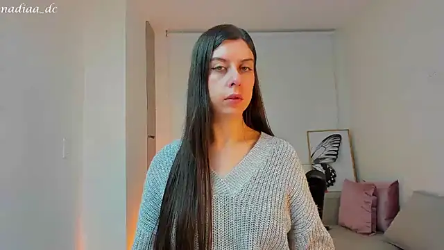 Nadiaa  online show from December 17, 2:01 am