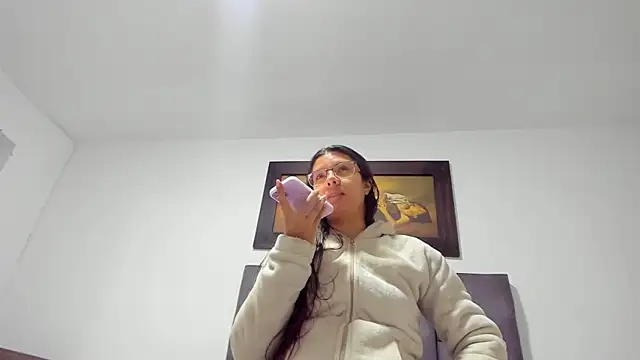 Snapshot of Vahiolet_smith chatting on February 4, 12:05 am Vahiolet smith online show from February 4, 12:05 am