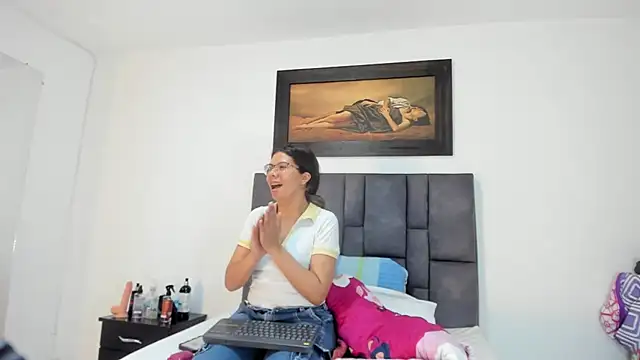 Snapshot of Vahiolet_smith chatting on March 3, 3:23 am Vahiolet smith online show from March 3, 3:23 am