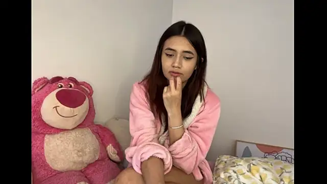 Snapshot of HallieLemon1 chatting on December 6, 10:19 pm HallieLemon1 online show from December 6, 10:19 pm