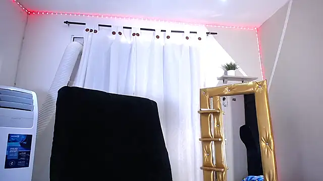 Snapshot of Hillary_queen chatting on December 5, 3:28 pm Hillary queen online show from December 5, 3:28 pm