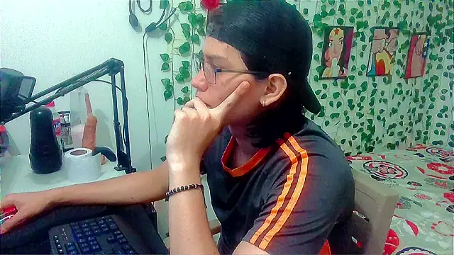 Snapshot of Andy_gray chatting on June 26, 12:42 pm Andy gray online show from June 26, 12:42 pm