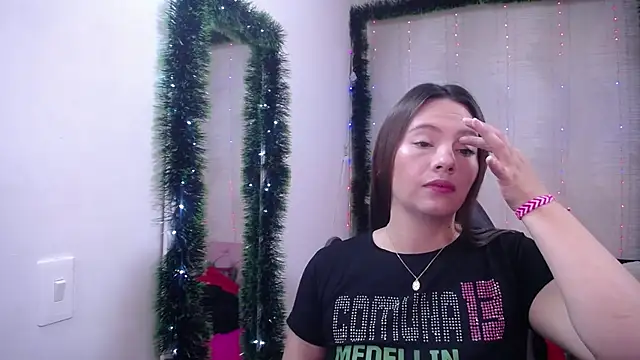 lauraguzman online show from January 3, 3:16 am